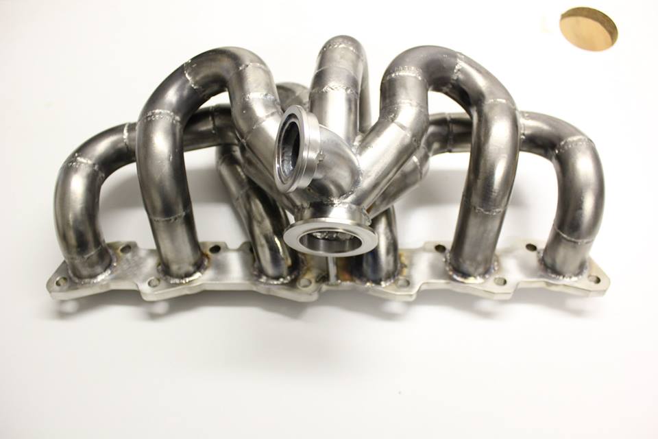 Custom West Coast Performance RB25 mild steel manifold for a Garrett GT3076R turbo and TIAL MVR wastegate all squeezed into an R32 GTS-t